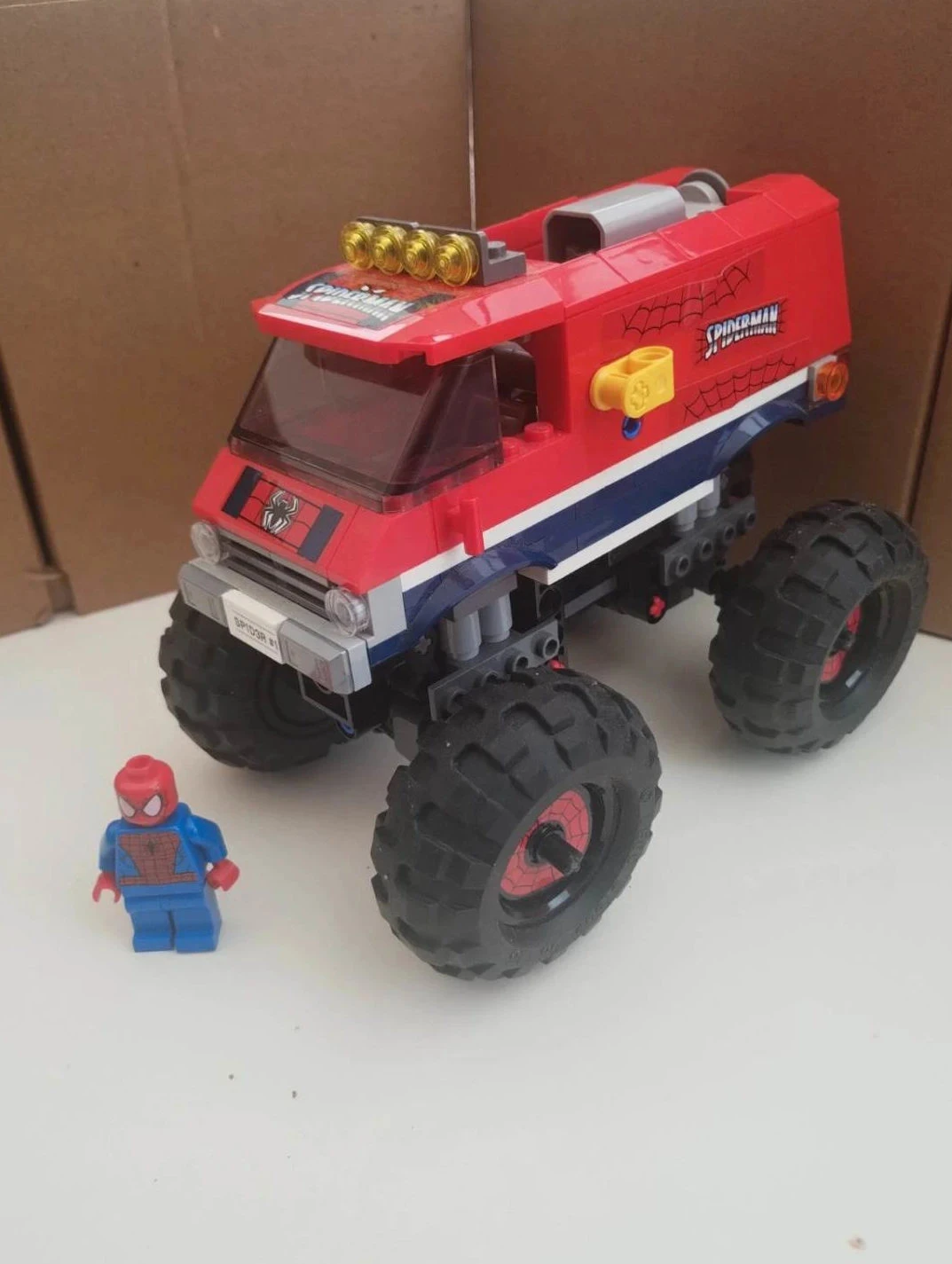 76174 lego camion spiderman avec une figurine